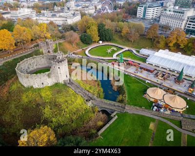 Blick aus der Vogelperspektive auf die Eislaufbahn Cardiff Winter Wonderland im Freien auf dem Gelände von Cardiff Castle Stockfoto