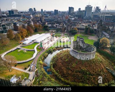 Blick aus der Vogelperspektive auf die Eislaufbahn Cardiff Winter Wonderland und das Stadtzentrum mit Herbstlaub Stockfoto