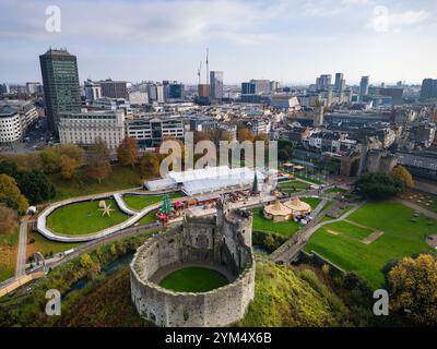 Blick aus der Vogelperspektive auf die Eislaufbahn Cardiff Winter Wonderland und das Stadtzentrum mit Herbstlaub Stockfoto