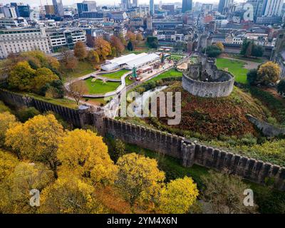 Blick aus der Vogelperspektive auf die Eislaufbahn Cardiff Winter Wonderland und das Stadtzentrum mit Herbstlaub Stockfoto