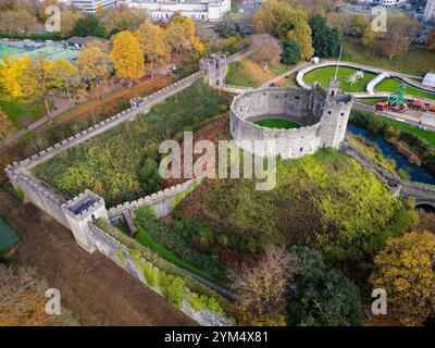 Blick aus der Vogelperspektive auf die Eislaufbahn Cardiff Winter Wonderland im Freien auf dem Gelände von Cardiff Castle Stockfoto