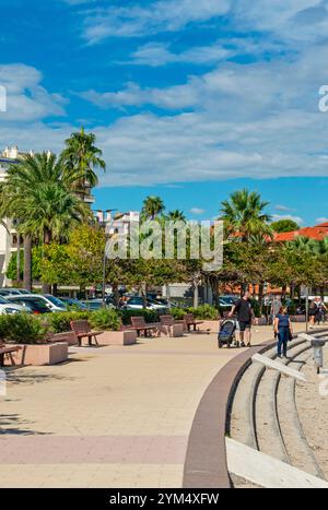 Die Strandszene in der wunderschönen Stadt Antibes ist ein Ferienort zwischen Cannes und Nizza an der französischen Riviera (Côte d’Azur). Stockfoto