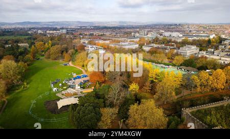 Vogelperspektive auf farbenfrohe Herbstblätter im Bute Park, Cardiff Stockfoto