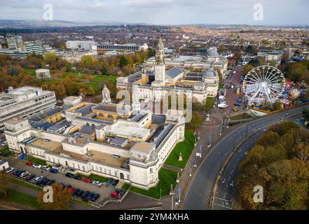 Blick aus der Vogelperspektive auf das Cardiff City Hall und das Winter Wonderland mit bunten Herbstblättern auf den Bäumen Stockfoto