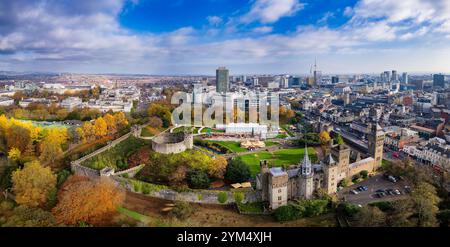 Panoramablick auf Schloss Cardiff, Stadt und Winterwunderland mit Herbstlaub an einem klaren, sonnigen Tag Stockfoto