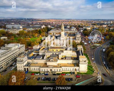 Blick aus der Vogelperspektive auf das Cardiff City Hall und das Winter Wonderland mit bunten Herbstblättern auf den Bäumen Stockfoto