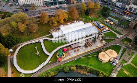 Blick aus der Vogelperspektive auf die Eislaufbahn Cardiff Winter Wonderland im Freien auf dem Gelände von Cardiff Castle Stockfoto