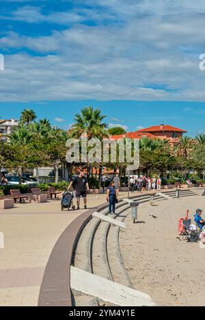 Die Strandszene in der wunderschönen Stadt Antibes ist ein Ferienort zwischen Cannes und Nizza an der französischen Riviera (Côte d’Azur). Stockfoto