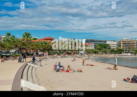 Die Strandszene in der wunderschönen Stadt Antibes ist ein Ferienort zwischen Cannes und Nizza an der französischen Riviera (Côte d’Azur). Stockfoto