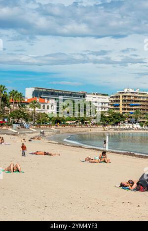 Die Strandszene in der wunderschönen Stadt Antibes ist ein Ferienort zwischen Cannes und Nizza an der französischen Riviera (Côte d’Azur). Stockfoto