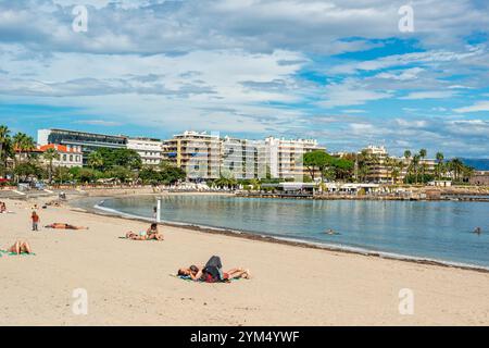 Die Strandszene in der wunderschönen Stadt Antibes ist ein Ferienort zwischen Cannes und Nizza an der französischen Riviera (Côte d’Azur). Stockfoto