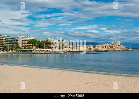 Die Strandszene in der wunderschönen Stadt Antibes ist ein Ferienort zwischen Cannes und Nizza an der französischen Riviera (Côte d’Azur). Stockfoto