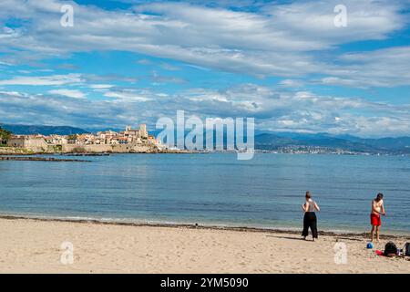 Die Strandszene in der wunderschönen Stadt Antibes ist ein Ferienort zwischen Cannes und Nizza an der französischen Riviera (Côte d’Azur). Stockfoto