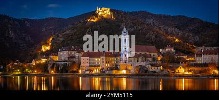 Dürnstein Panorama bei Nacht mit Kloster und Ruine - Blick von Rossatz nach Dürnstein am gegenüberliegenden Donauufer im Weltkulturerbe Wachau Stockfoto