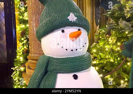 Glasgow, Schottland, Großbritannien. November 2024. Wetter in Großbritannien: Winterwetter auf der Style Mile, die Einkaufshauptstadt Schottlands der buchanan Street und das Evy Restaurant und seine weihnachtsschneemänner. Credit Gerard Ferry/Alamy Live News Stockfoto