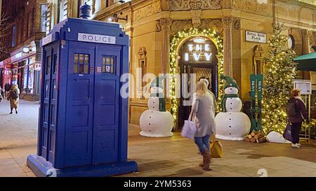 Glasgow, Schottland, Großbritannien. November 2024. Wetter in Großbritannien: Winterwetter auf der Style Mile, die Einkaufshauptstadt Schottlands der buchanan Street und das Evy Restaurant und seine weihnachtsschneemänner. Credit Gerard Ferry/Alamy Live News Stockfoto