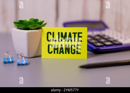 Holzblock mit KLIMAWANDELTEXT auf Grashintergrund. Nachhaltigkeit, Umweltkonzept Stockfoto