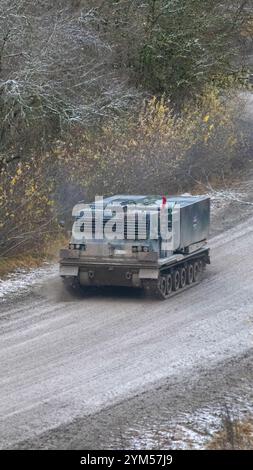 Deutsche Soldaten der 295. Französisch-deutschen Brigade transportieren während einer Live-Feuerübung im Rahmen der Übung Dynamic Front 25 auf dem Grafenwoehr-Trainingsgelände, Bayern, 2024 ein Medium Artillery Rocket System II (MARS II) in eine Schussposition. Die dynamische Front erhöht die Letalität der NATO-Allianz durch weitreichende Brände, den Aufbau der Einsatzbereitschaft in einem komplexen gemeinsamen, multinationalen Umfeld und die Nutzung der Kapazitäten der Gastländer, um die operative Reichweite der USAREUR-AF zu erhöhen. Dynamic Front umfasst mehr als 1.800 US-amerikanische und 3.700 multinationale Servicemitarbeiter aus 2 Stockfoto