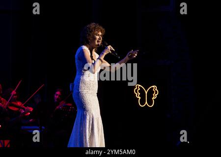 5. November 2024, Neapel, Italien: Fiorella Mannoia tritt live auf der Bühne während der Sinfonica Tour im Teatro Augusteo in Neapel auf. (Kreditbild: © Francesco Cigliano/Pacific Press via ZUMA Press Wire) NUR REDAKTIONELLE VERWENDUNG! Nicht für kommerzielle ZWECKE! Stockfoto