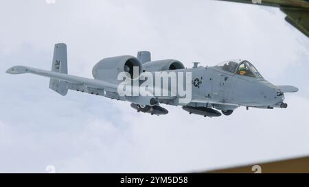 Ein A-10C Thunderbolt II Flugzeug, Teil des Demonstrationsteams von Davis-Monthan Air Force Base, fliegt hinter einem KC-135 Stratotanker Flugzeug von t Stockfoto