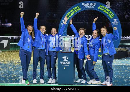 Malaga, Malaga, Spanien. November 2024. 2024 World Chaimpions, Captain Tathiana Garbin von Italien, Lucia Bronzetti von Italien, Elisabetta Cocciaretto Italien, Jasmine Paulini von Italien, Martina Trevisan von Italien, Sara Errani von Italien während des DAVIS CUP FINALS 2024 - Finale 8 - Herren Tennis (Foto: © Mathias Schulz/ZUMA Press Wire) NUR REDAKTIONELLE VERWENDUNG! Nicht für kommerzielle ZWECKE! Stockfoto