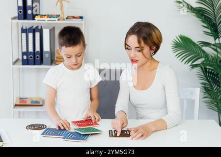 Eine Lehrerin führt mit einem Jungen ein Entwicklungstraining durch Stockfoto