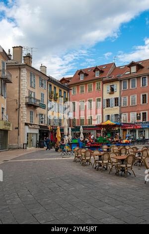 GAP ist das Zentrum des Einzelhandels für die Hautes-Alpes und ein Magnet für Käufer am Markttag in der Region Hautes-Alpes in Frankreich Stockfoto