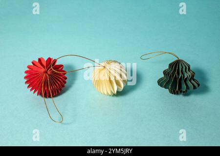 Weihnachtsdekoration aus Papier in Form einer Wabenform auf pastellblauem Hintergrund. Dekorationen für Dekoration. Stockfoto