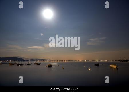 Boote bei Nacht im Mondschein auf dem Gardasee in Italien Stockfoto