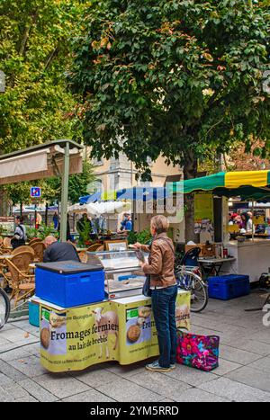 GAP ist das Zentrum des Einzelhandels für die Hautes-Alpes und ein Magnet für Käufer am Markttag in der Region Hautes-Alpes in Frankreich Stockfoto