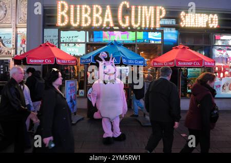 Eine Person, die als Maskottchen für Bubba Gump Shrimp Co. Gekleidet ist, wird vor dem Restaurant und Markt von Bubba Gump Shrimp Co. Am Times Square, Manhattan, New York City, gesehen. Stockfoto