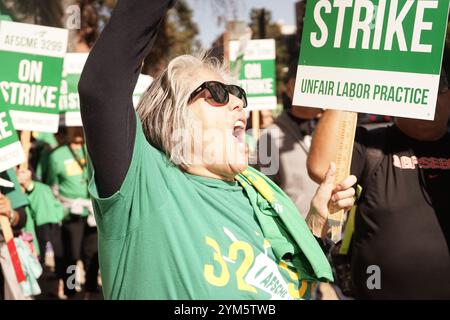 Los Angeles, USA. November 2024. Mitarbeiter des Gesundheitswesens protestieren am 20. November 2024 vor dem Ronald Reagan UCLA Medical Center in Los Angeles, Kalifornien, USA. Fast 40.000 Beschäftigte des Gesundheitswesens an der University of California (UC), einem führenden öffentlichen Universitätssystem in den Vereinigten Staaten, starteten am Mittwochmorgen einen zweitägigen Streik. Quelle: Zeng Hui/Xinhua/Alamy Live News Stockfoto