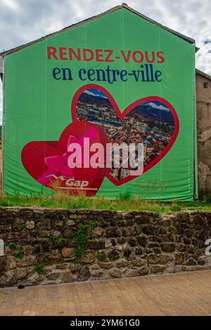 GAP ist das Zentrum des Einzelhandels für die Hautes-Alpes und ein Magnet für Käufer am Markttag in der Region Hautes-Alpes in Frankreich Stockfoto