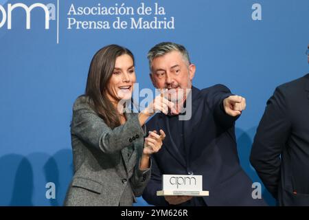 Königin Letizia (L) bei einer Veranstaltung gesehen. Der Madrider Presseverband (APM) hat die APM Journalism Awards 2023, die seiner 85. Ausgabe entsprechen, an Jesús Duva, Pedro Piqueras, Santiago Cid und das Telemadrid-Programm Madrid Directo verliehen, bei einer Veranstaltung im Real Casa de Correos, dem heutigen Sitz der Gemeinschaft Madrid, unter dem Vorsitz Ihrer Majestät Königin Letizia. An der Zeremonie nahmen Isabel Díaz Ayuso, Präsidentin der Gemeinde Madrid, María Rey, Präsident der APM, und Pedro Piqueras, Gewinner des APM-Preises für den besten Journalisten des Jahres 2023, Teil Stockfoto