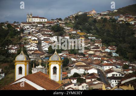 Ouro Preto, Brasilien. Juli 2023. Die Stadt Ouro Preto, die über mehrere Hügel verteilt ist, ist abgebildet. Ouro Preto ist eine brasilianische Kolonialstadt in der Provinz Minas Gerais, die 1711 nach der Entdeckung von Gold in der Region gegründet wurde. Die Stadt wurde durch diese Bergbautätigkeit allmählich reicher. Die Kolonialarchitektur und die barocken Kirchen, von denen einige vom berühmten Maler und Bildhauer Aleijadinho verziert wurden, sind erhalten geblieben. (Foto: Apolline Guillerot-Malick/SOPA Images/SIPA USA) Credit: SIPA USA/Alamy Live News Stockfoto