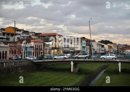 24. April 2023, SÃ JoÃ O Del-Rei, Brasilien: Eine Brücke im modernen Stadtzentrum von SÃ o JoÃ del-Rei wird bei Sonnenuntergang abgebildet. SÃ JoÃ del-Rei ist eine brasilianische Kolonialstadt in der Provinz Minas Gerais, die 1713 gegründet wurde. Die Kolonialarchitektur ist erhalten geblieben. (Credit Image: © Apolline Guillerot-Malick/SOPA Images via ZUMA Press Wire) NUR REDAKTIONELLE VERWENDUNG! Nicht für kommerzielle ZWECKE! Stockfoto