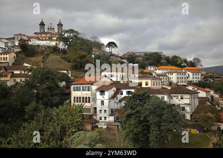 Ouro Preto, Brasilien. Juli 2023. Die Stadt Ouro Preto, die über mehrere Hügel verteilt ist, ist abgebildet. Ouro Preto ist eine brasilianische Kolonialstadt in der Provinz Minas Gerais, die 1711 nach der Entdeckung von Gold in der Region gegründet wurde. Die Stadt wurde durch diese Bergbautätigkeit allmählich reicher. Die Kolonialarchitektur und die barocken Kirchen, von denen einige vom berühmten Maler und Bildhauer Aleijadinho verziert wurden, sind erhalten geblieben. (Credit Image: © Apolline Guillerot-Malick/SOPA Images via ZUMA Press Wire) NUR REDAKTIONELLE VERWENDUNG! Nicht für kommerzielle ZWECKE! Stockfoto