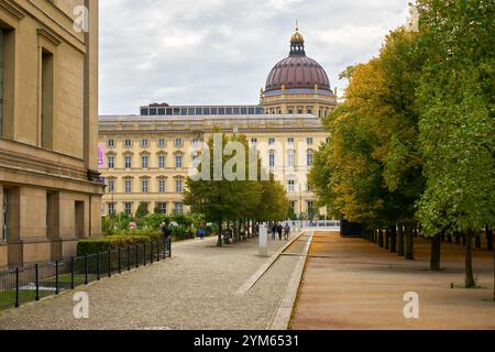 Berlin, Deutschland – 26. September 2024 – Humboldt Forum Baum Gesäumter Weg Berlin Deutschland. Ein baumgesäumter Weg im Berliner Schloss oder Humboldt Forum. Stockfoto