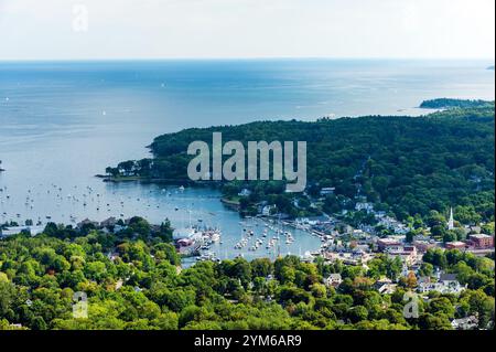 Blick auf die historische Stadt Camden und den Hafen von Camden, Atlantikküste von Maine, Neuengland. USA Stockfoto