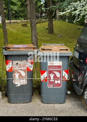 Triest, Italien - 27. Juni 2024: Gedenkpark, zwei Abfallbehälter für organische Abfälle Stockfoto