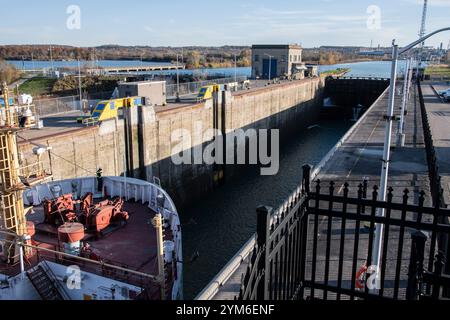 CSL St.-Laurent Massengutschiff fährt in Welland Canal Lock 3 in St. Catharines, Ontario, Kanada Stockfoto