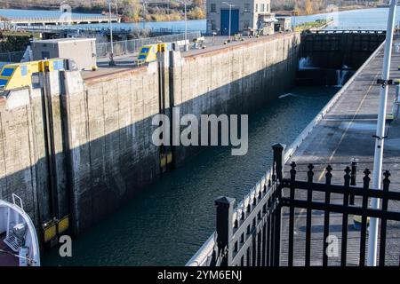 CSL St.-Laurent Massengutschiff fährt in Welland Canal Lock 3 in St. Catharines, Ontario, Kanada Stockfoto