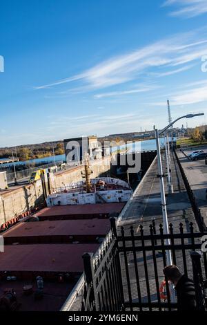 CSL St.-Laurent Massengutschiff fährt in Welland Canal Lock 3 in St. Catharines, Ontario, Kanada Stockfoto