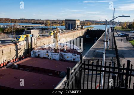 CSL St.-Laurent Massengutschiff fährt in Welland Canal Lock 3 in St. Catharines, Ontario, Kanada Stockfoto