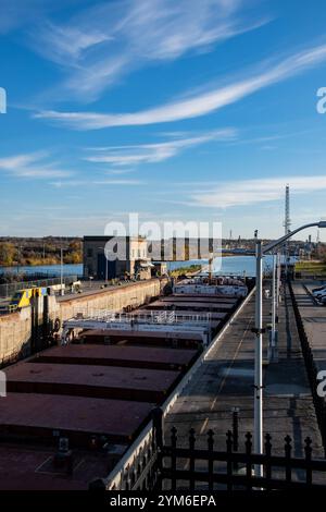 CSL St.-Laurent Massengutschiff fährt in Welland Canal Lock 3 in St. Catharines, Ontario, Kanada Stockfoto