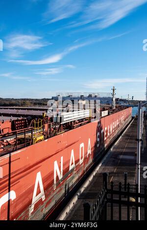 CSL St.-Laurent Massengutfrachter in Welland Canal Lock 3 in St. Catharines, Ontario, Kanada Stockfoto