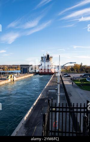 CSL St.-Laurent Massengutfrachter von Welland Canal Lock 3 in St. Catharines, Ontario, Kanada Stockfoto