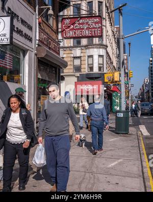 New York, New York, USA – 30. Oktober 2024: Außenansicht der Lexington Candy Shop Luncheonette auf der Upper East Side von Manhattan in New York, New York, USA Stockfoto