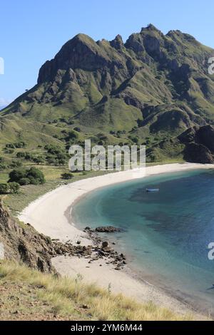Weißer Sandstrand auf Padar Island. Komodo-Nationalpark, Indonesien Stockfoto
