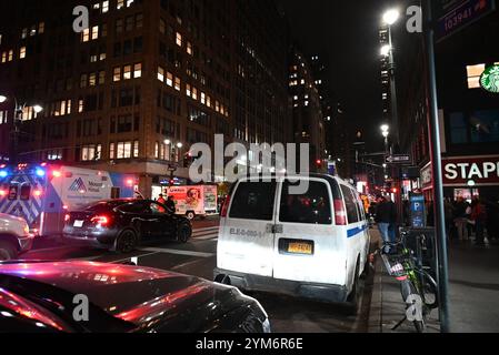 Chelsea, Manhattan, New York, Deer. November 2024. (Neu) Mann erstochen im chelsea-Bereich von manhattan, New york. 20. November 2024, manhattan, New york, usa: Gegen 16:32 Uhr, mittwochnachmittag, in der Nähe der West 34th Street und 8th Avenue, wurde ein Mann auf den rechten Unterarm, den unteren Rücken und das rechte Bein gestochen und ist in stabilem Zustand gelistet. Zu diesem Zeitpunkt wurden keine Verhaftungen vorgenommen. Obligatorisch (Credit Image: © Kyle Mazza/TheNEWS2 via ZUMA Press Wire) NUR REDAKTIONELLE VERWENDUNG! Nicht für kommerzielle ZWECKE! Stockfoto